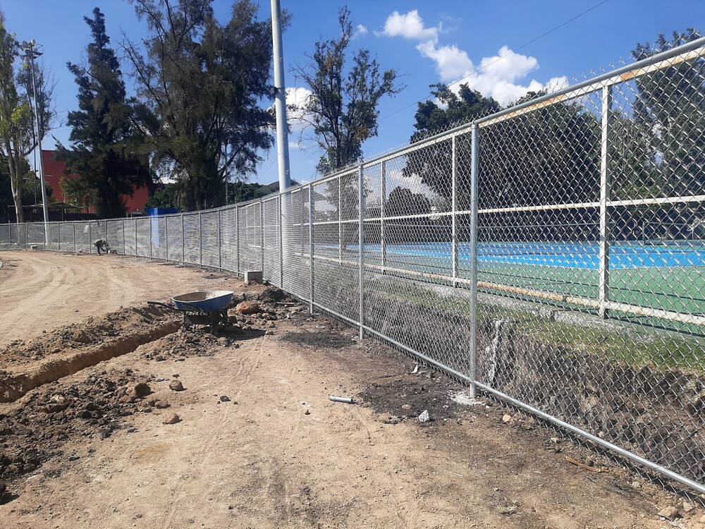 Instalación de malla ciclónica en cancha deportiva en Querétaro