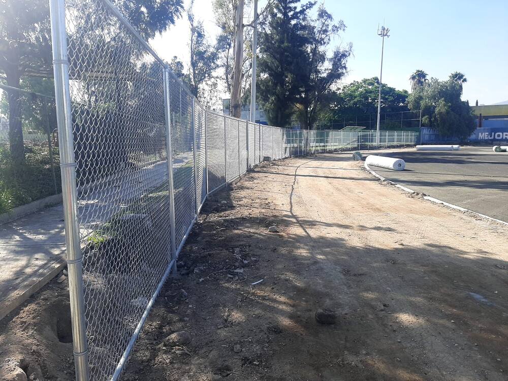 Instalación de malla ciclónica en proceso en Querétaro