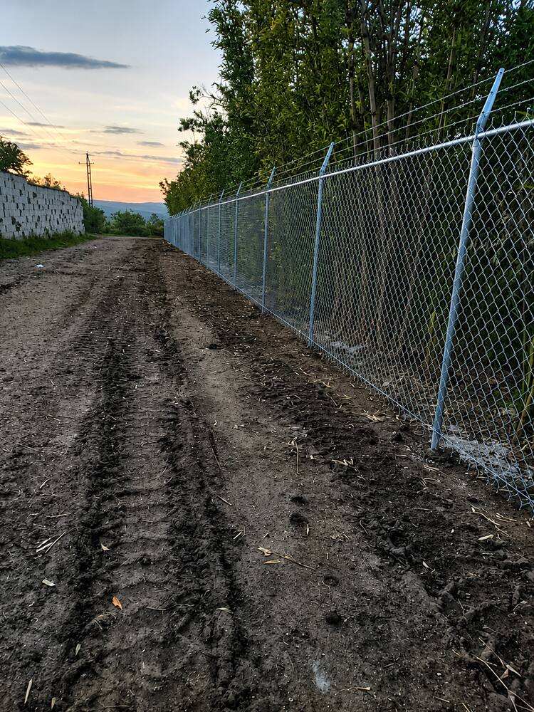 Instalación de malla ciclónica en terreno, Querétaro
