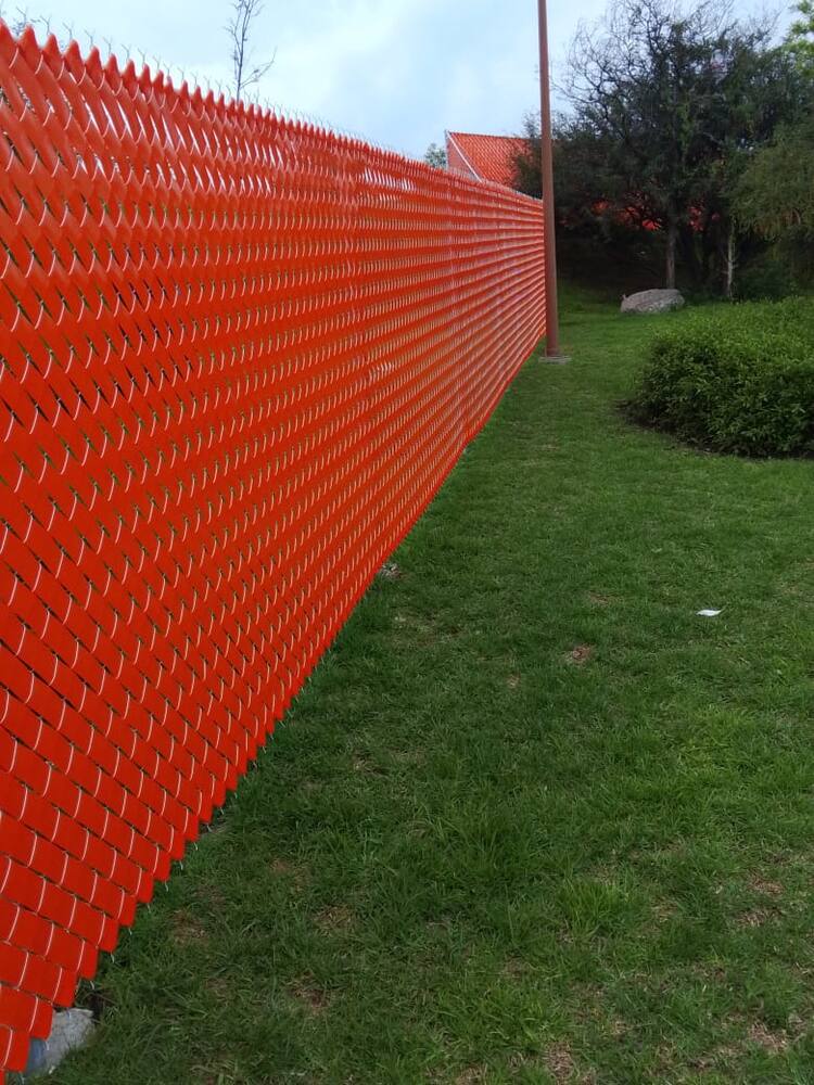 Instalación de malla ciclónica con cintillo naranja en Querétaro