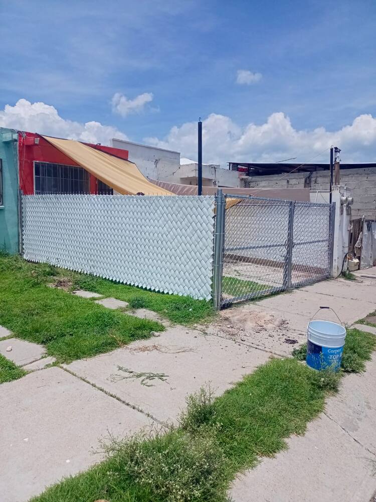 Instalación de malla ciclónica con privacidad y portón en patio residencial, Querétaro