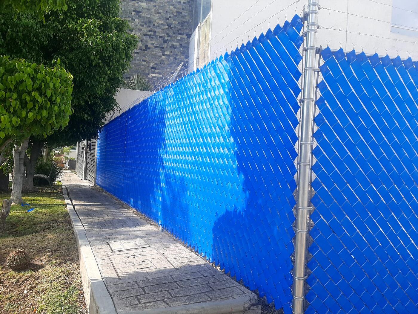 Instalación de malla ciclónica con cintillo en Querétaro, cercado perimetral residencial terminado