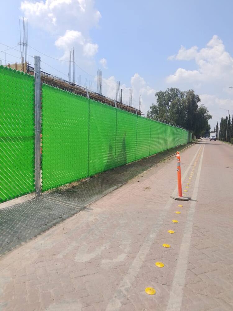 Instalación de malla ciclónica con cinta de privacidad verde en Corregidora, Querétaro