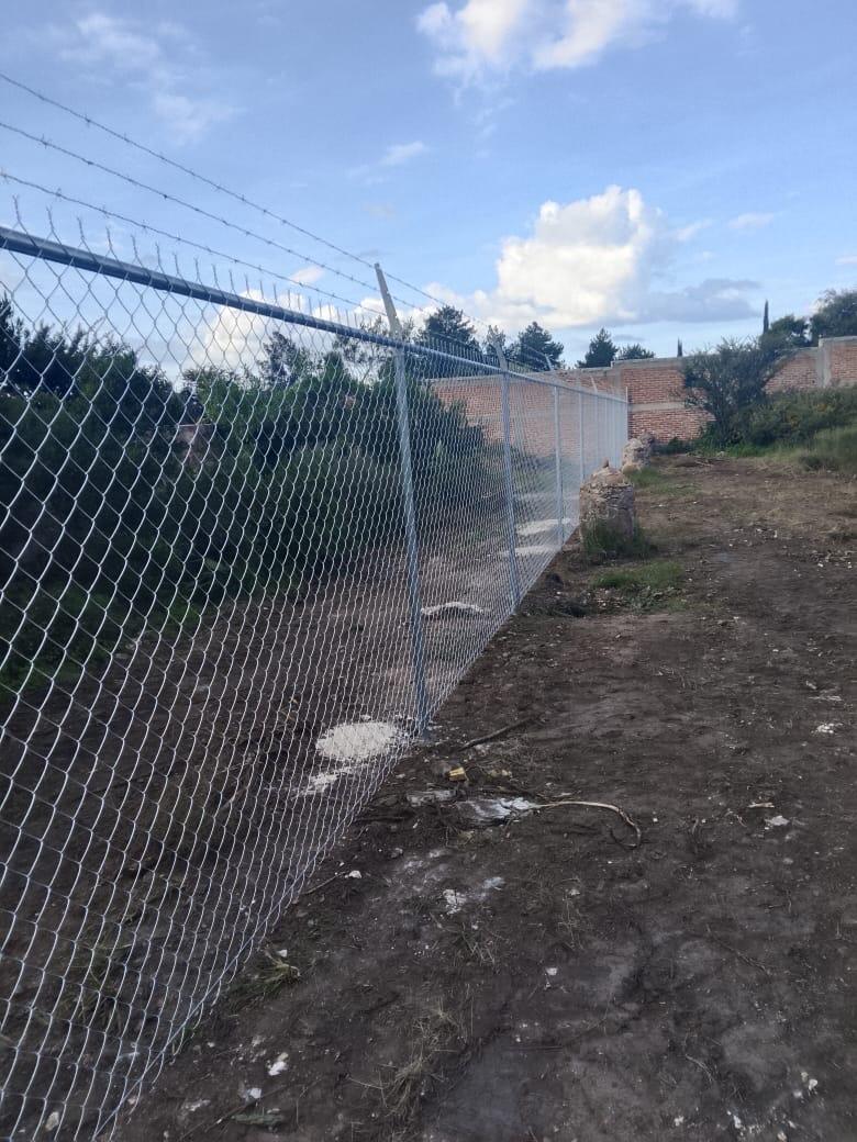 Instalación de malla ciclónica con alambre de púas en El Marqués, Querétaro