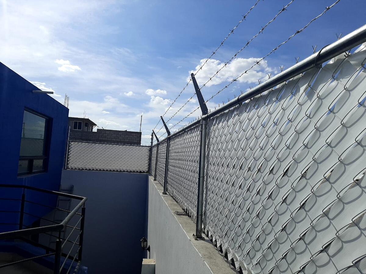 Instalación de malla ciclónica residencial con privacidad diagonal en Juriquilla, Querétaro