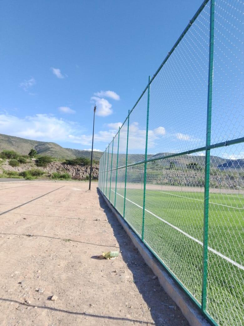 Instalación de malla ciclónica a doble altura para cancha de fútbol en Tequisquiapan, Querétaro